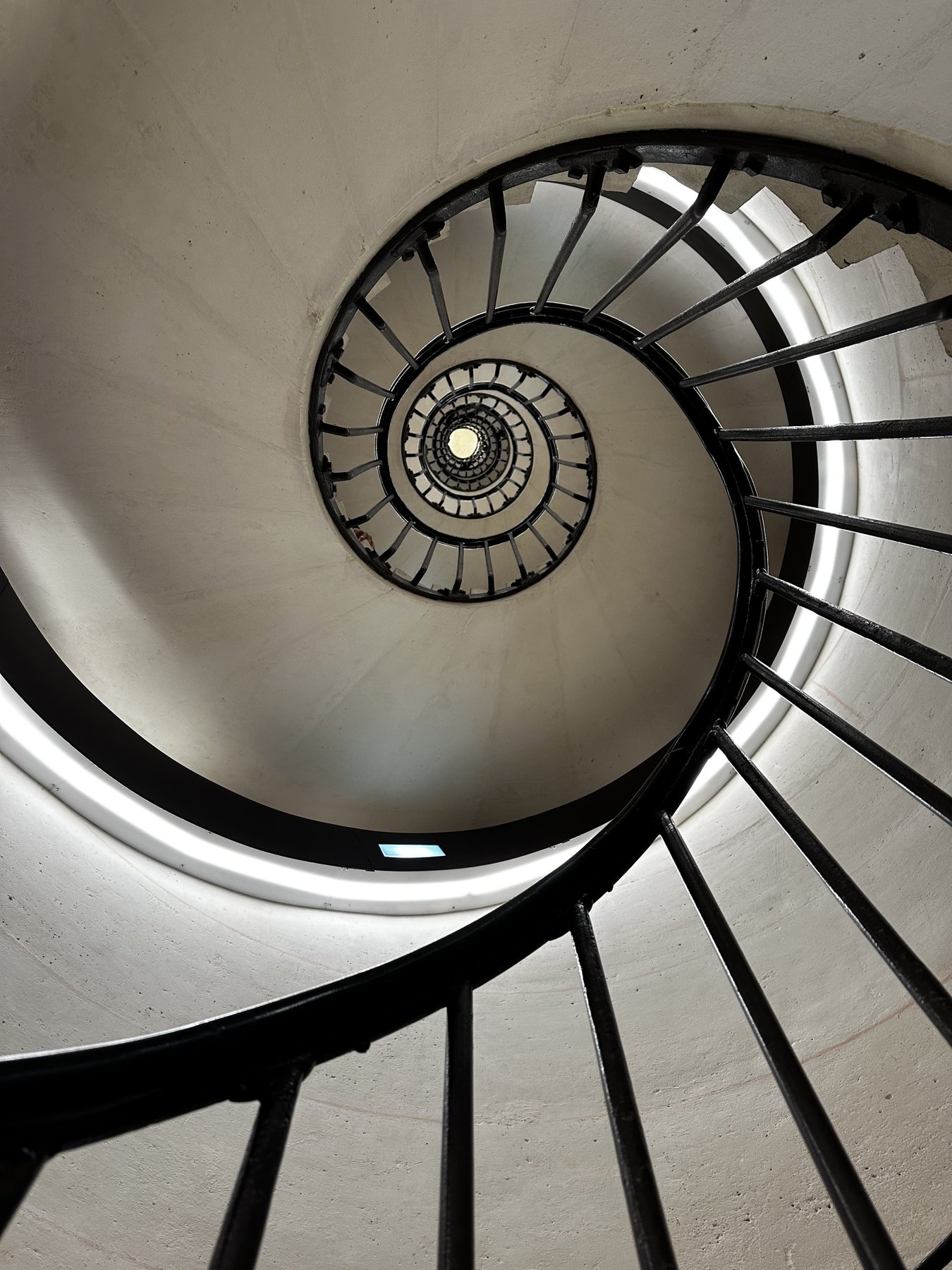 a spiral staircase seen from above